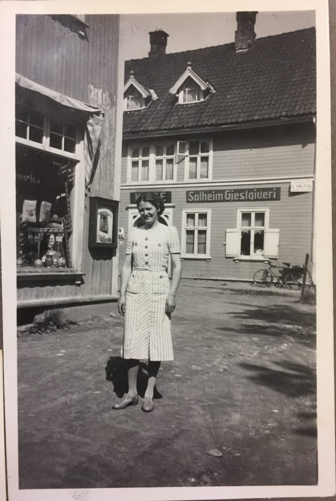 Her et gammelt bilde, hvor huset til venstre i dag huser vårt bakeri og utsalg, mens Evensen-gården (Solheim Gjestgiveri) i bakgrunnen i dag huser Kirkekontoret.